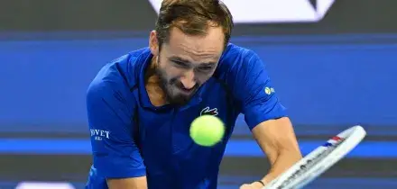 Tennis: pallina contro un tifoso, Medvedev squalificato e Djokovic &egrave; in finaleino