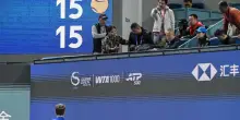 Scaglia la pallina contro un tifoso, Medvedev squalificato e Djokovic &egrave; in finale