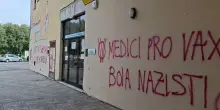 Scritte No Vax al centro vaccini di Vicenza, indaga la Digos