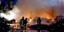 Incendio alla periferia di Napoli, stop scuole e sport all'aperto