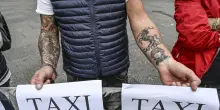 Tassisti in piazza a Napoli contro 'Caro carburante' e traffico