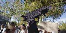 Scontri al corteo degli studenti, barricate e lacrimogeni a Strasburgo