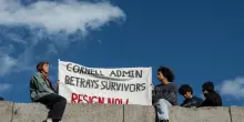 Stupro alla Cornell, migliaia di studenti protestano contro i vertici dell'ateneo Usa
