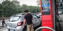 Il petrolio sale con rischi Iran e allerta uragano in Usa, il Brent a 102,46 dollari