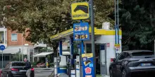 Mimit, prezzo benzina self scende a 2,040 euro, gasolio sale a 2,261