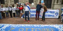 A Milano flash mob ricorda vittime del 7 ottobre con 1200 rose bianche