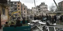 Raid russo fa strage in un condominio, Zelensky: 'Un regalo per il compleanno di Putin'