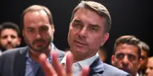 Brasile, Fl&aacute;vio Bolsonaro attacca Moraes dopo il mandato d'arresto per il fratello