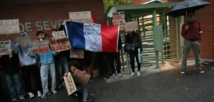 Ancora proteste in Francia, il ministro riceve gli studenti alle 15