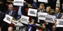 Cartelli dell'opposizione in Aula sulla riforma del voto, "&egrave; una legge truffa"