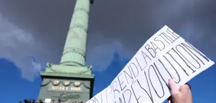 I liceali francesi tornano in piazza, assedio alla Bastiglia