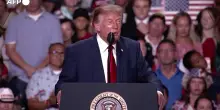Trump in Texas, il suo discorso interrotto pi&ugrave; volte dalle contestazioni