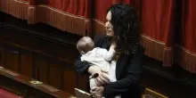 Barzotti (M5s) in Aula per la legge elettorale con la sua bimba, in piedi per cullarla