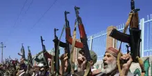 Missile Houthi sull'aeroporto di Riad, almeno 12 morti e oltre 300 feriti