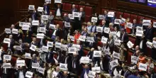 Ok della Camera con 227 s&igrave;, approvata la riforma elettorale. La protesta dell'opposizione: 'Una legge truffa'