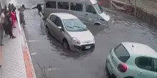 Maltempo nel Napoletano, strade come torrenti e studenti tenuti in classe
