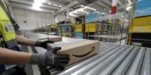 25enne muore durante il turno di notte nel magazzino di Amazon