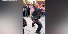 Proteste in Francia, un poliziotto balla l&rsquo;haka e conquista i liceali