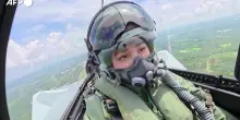 La regina della Thailandia alla guida di un caccia
