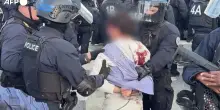 Giovane preso a ginocchiate da un agente a Parigi, indaga la polizia