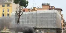 Auto elettrica in fiamme davanti al Viminale, nessun ferito