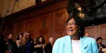 Il Nobel per la pace alla giurista sudafricana Navi Pillay, gli Usa annunciano sanzioni contro la Cpi