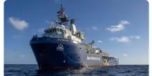 Sea Watch ormeggiata a Napoli, accesso chiuso da un cancello