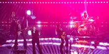 Stop al concerto per il maltempo, le Bambole di Pezza cantano comunque con i fan