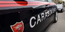 Giovane ferito con due colpi di fucile in una casa popolare a Milano