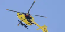 Esce di strada in un dirupo, motociclista muore davanti ai genitori