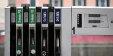 Mimit, prezzo dei carburanti in calo, diesel a 2,073 euro