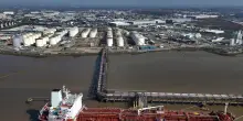 Il petrolio accelera a New York con i raid Usa, +4,54%. Wall Street cala