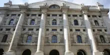 Borsa: Milano gira in rialzo con le banche, gi&ugrave; Prysmian