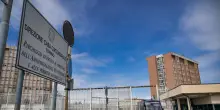 Detenuto si arrampica per protesta su un muro del carcere di Torino