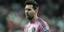 Messi torna in campo dopo la morte del padre, ovazione dei tifosi