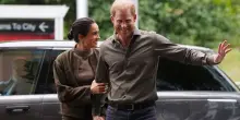 Harry torna per stare vicino a Carlo e lontano da Trump