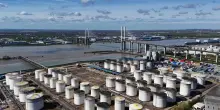 Il petrolio &egrave; in calo a New York, scivola a 76,74 dollari