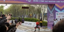 Un robot cinese corre i 100 metri e batte il record di Usain Bolt