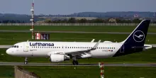 Lufthansa, utile operativo dimezzato a 383 milioni, taglia stime