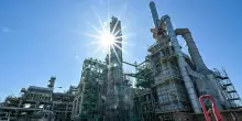Hormuz non frena Aramco, il prezzo del petrolio spinge l'utile del semestre