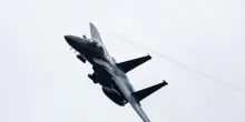 'Fregata russa lancia due bengala e sfiora un elicottero danese'. Caccia della Nato abbattono un drone sopra la Lituania