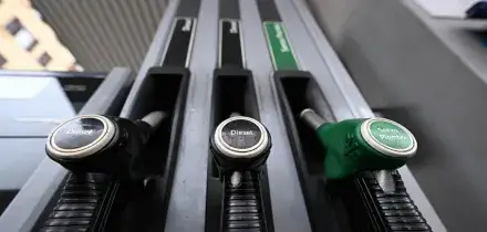 Corsa carburanti senza fine. Meloni: 'Servono azioni immediate dell'Ue'