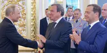 Schroeder da Putin per il compleanno, Merz 'profondamente indignato'