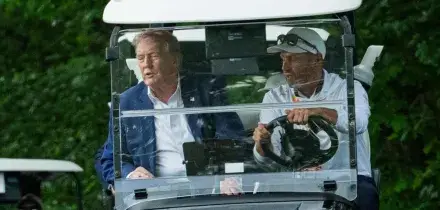 Virale il tiro di Trump al torneo di golf, 'la pallina &egrave; telecomandata' VIDEO
