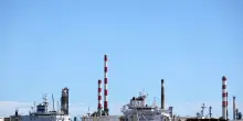 Il petrolio in netto calo, Brent sotto gli 87 dollari al barile