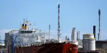 Il petrolio cede terreno a New York, a 93,60 dollari