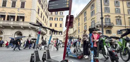 Dall'Antitrust multa milionaria a monopattini e bikesharing. 'Ostacolate le corse gratis'