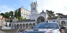 Rubano mezzo chilo di oro, arrestate all'uscita dalla gioielleria