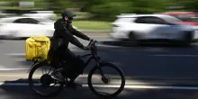 Scontro con una bici, Rider in scooter muore a Palermo