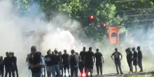 Tifoso ferito al derby di Torino, poliziotto indagato pu&ograve; tornare al lavoro